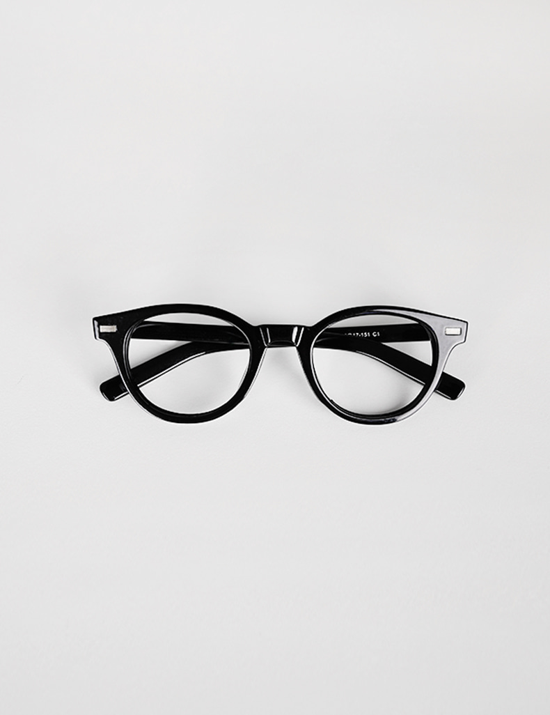 Minimal horn-rimmed glasses